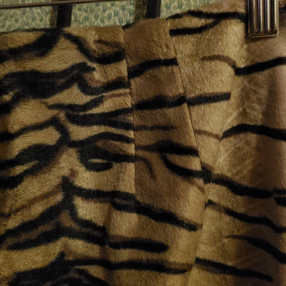 Valerie Stevens Tiger Print Skirt Size 14 Feels like Velour Velvet very Soft - Picture 4 of 9